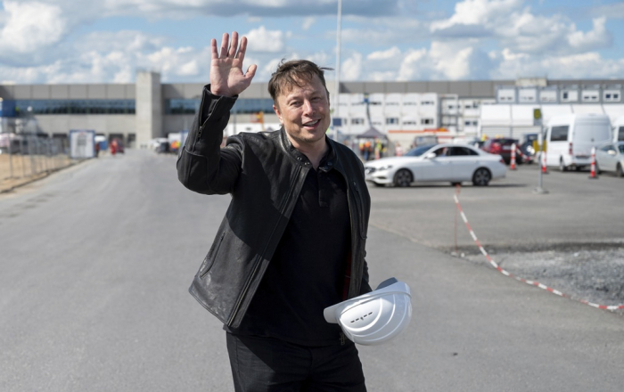 Tesla　CEO　Elon　Musk　waves　from　the　construction　site　of　the　Tesla　factory　in　Gruenheide　near　Berlin　on　May　17,　2021　(Courtesy　of　dpa,　Yonhap)