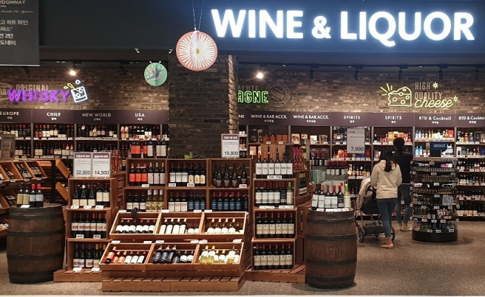 E-Mart's　in-store　specialty　boutique　WINE　&　LIQUOR