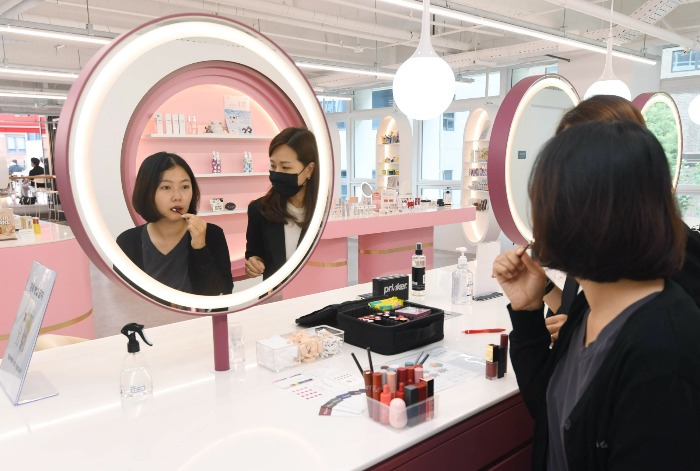 Makeup　consulting　session　in　the　Myeongdong　District　of　Seoul 