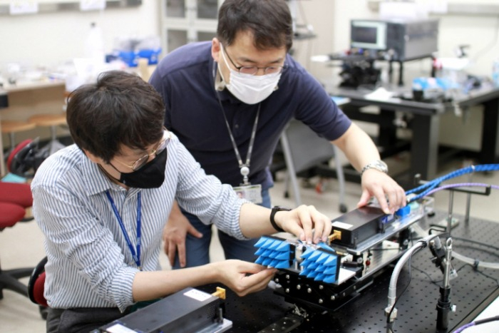 Researchers　test　beamforming　systems　at　the　LG　Electronics/　KAIST　6G　research　center　in　August,　2021