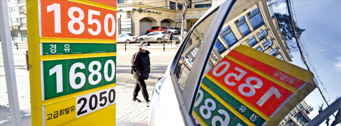A　gas　station　in　Seoul.　The　average　diesel　price　on　Feb.　21　jumped　to　the　highest　level　since　Nov.　14,　2021,　according　to　the　KNOC.