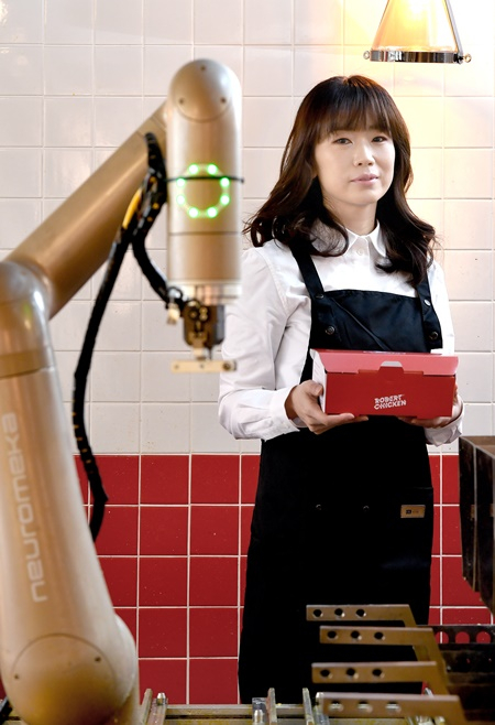 Robo　Arte's　founder　and　CEO　Kang　Ji-young