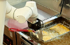 Chicken startup shakes up crowded market with robotic arms