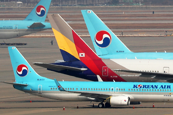 Korean　Air　and　Asiana　aircraft　at　Incheon　International　Airport