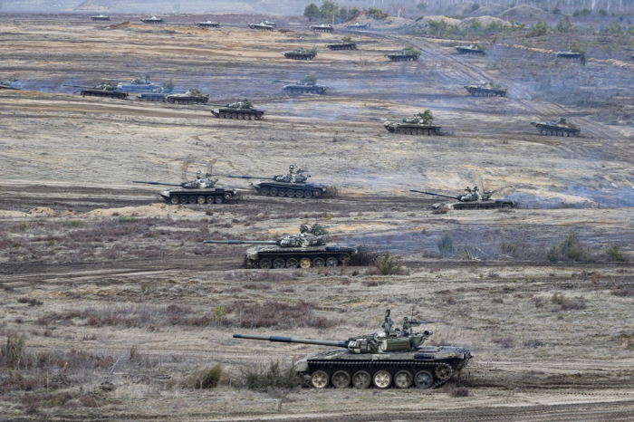 Tanks　move　during　the　Union　Courage-2022　Russia-Belarus　military　drills　at　the　Obuz-Lesnovsky　training　ground　in　Belarus　on　Feb.　19,　2022.　Russia　deployed　troops　to　its　ally　Belarus　for　sweeping　joint　military　drills　that　ran　through　Feb.　20,　fueling　Western　concerns　that　Moscow　could　use　the　exercise　to　attack　Ukraine　from　the　north.　(Courtesy　of　AP,　Yonhap)