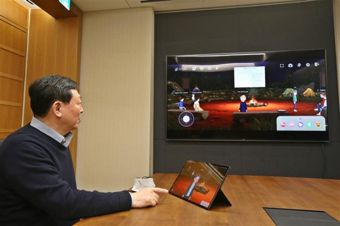 Lotte Group Chairman Shin Dong-bin presides over a metaverse meeting with presidents of Lotte units (Courtesy of Lotte Corp.)