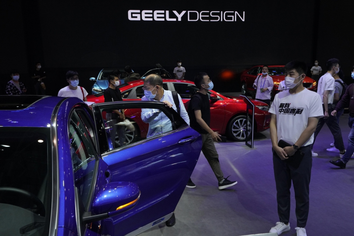 China's　Geely　Auto　showcases　its　EV　lineup　at　a　motor　show