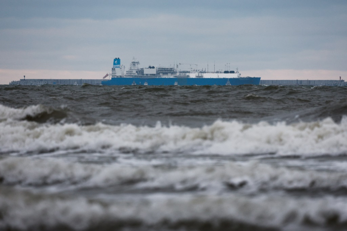 A　view　of　Gazprom's　Marshal　Vasilevskiy　floating　storage　and　regasification　unit　at　an　offshore　gas　receiving　terminal　in　the　Baltic　Sea　(Courtesy　of　TASS,　Yonhap)