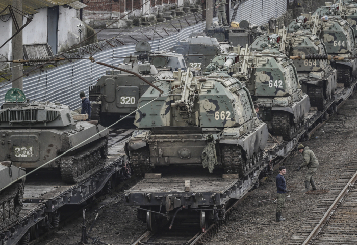 Russian　troops'　armored　cars　on　the　train　near　the　Ukraine　border　(Photo:　EPA-Yonhap)