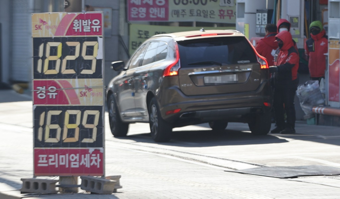 A　gas　station　in　Seoul.　The　average　gasoline　price　on　Feb.　21　jumps　to　the　highest　level　since　Nov.　12,　2021,　according　to　the　KNOC.