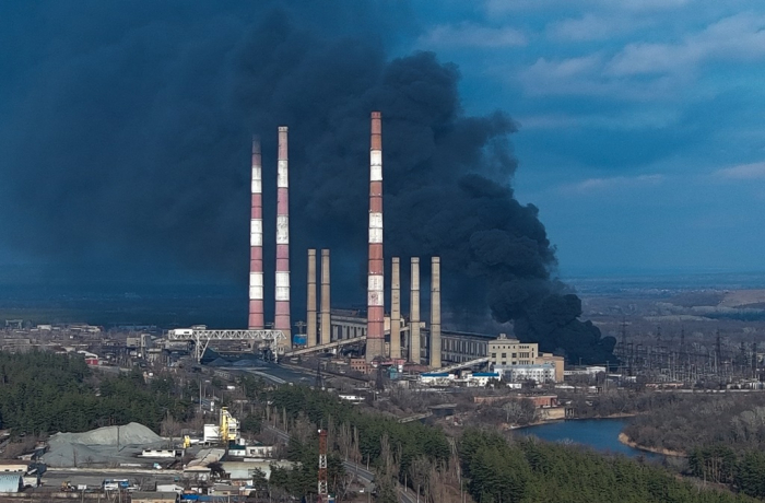 A　handout　picture　made　available　by　veterans'　and　military　assistance　fund　'Povernys'　Zhyvym'　shows　smoke　rising　over　the　Luhansk　thermal　power　plant　after　shelling　by　pro-Russian　militants　near　the　small　city　of　Schastye　in　the　Luhansk　area,　Ukraine,　on　Feb.　22　amid　escalation　on　the　Ukraine-Russian　border.　(Courtesy　of　EPA,　Yonhap)