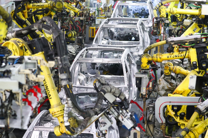 An　assembly　line　at　the　Hyundai　Motor's　plant　in　St.　Petersburg　(Courtesy　of　TASS,　Yonhap)