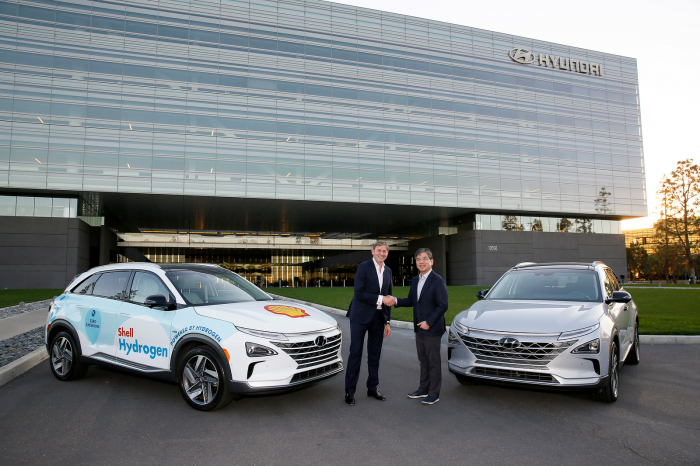 Shell’s　Downstream　Director　Huibert　Vigeveno　(left)　and　Hyundai’s　CEO　Chang　Jae-hoon　shake　hands　after　signing　an　MOU　for　cooperation　on　carbon　neutrality　at　Hyundai‘s　US　office.　(Courtesy　of　Hyundai)