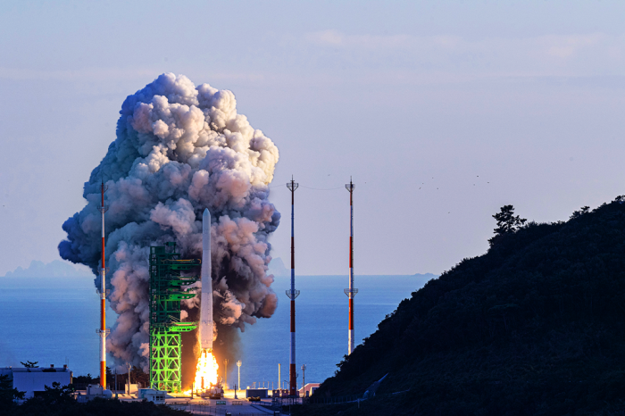 Korea's　first　homegrown　Nuri　rocket　blasts　off　from　the　launch　pad