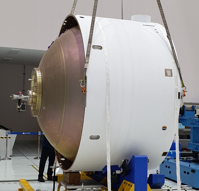 The oxidizer tank to be mounted on the third-stage rocket of Nuri