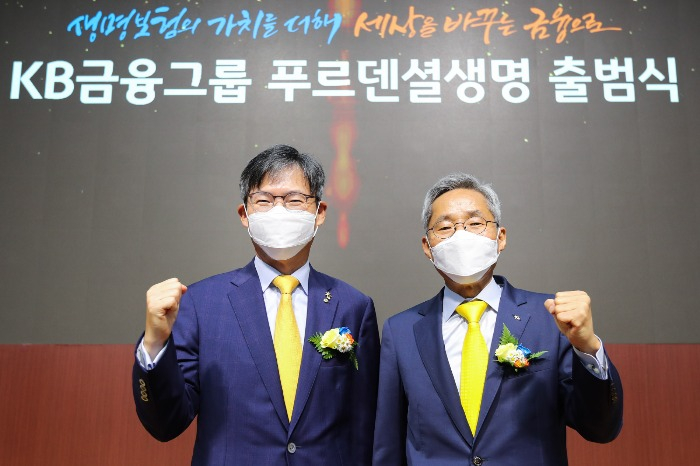Min　Ki-sik,　Prudential　Life　Korea　CEO　(left)　and　Yoon　Jong-kyoo,　chair　of　KB　Financial　Group,　in　August　2020
