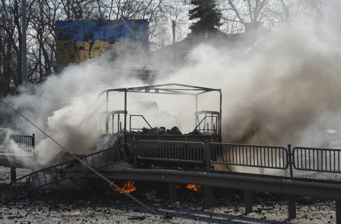 A　view　of　a　burning　vehicle　after　night　fighting　in　Kyiv,　Ukraine,　on　Feb.　26.　(Courtesy　of　EPA,　Yonhap)