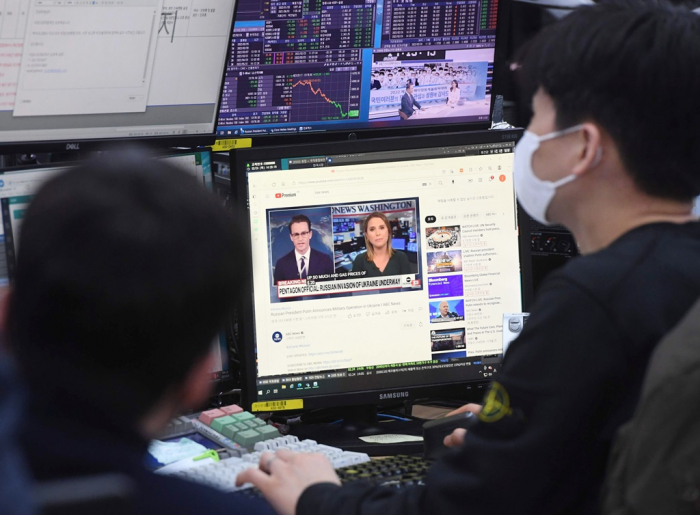 Traders of South Korea’s Hana Bank check the market impact following news of Russia’s invasion of Ukraine on Feb. 25