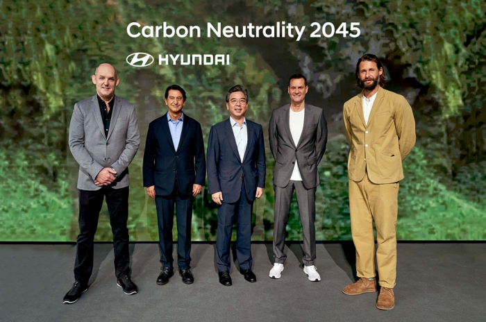 Hyundai　Motor　CEO　Chang　Jae-hoon　(center)　unveils　the　company's　carbon　neutrality　vision