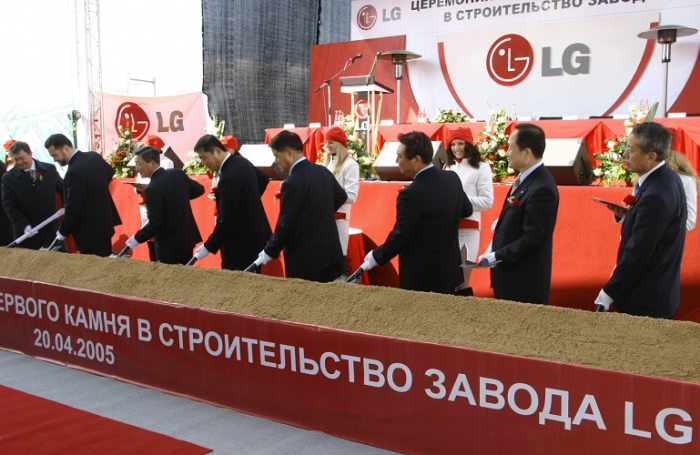 LG　operates　a　TV　and　home　electronics　plant　in　Ruza,　a　town　on　the　outskirts　of　Moscow