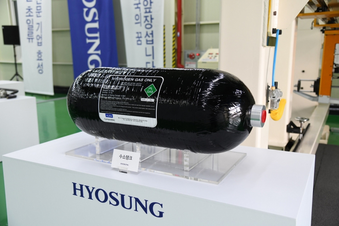 A　hydrogen　tank　made　of　carbon　fiber　produced　by　Hyosung