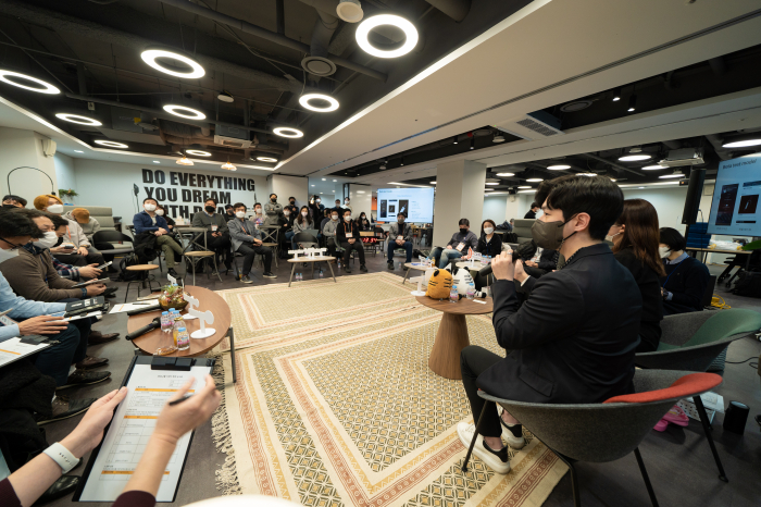 D.Camp　holds　a　monthly　demo　day　for　startups　in　South　Korea
