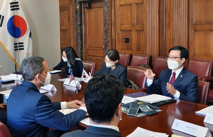 South　Korean　Trade　Minister　Yeo　Han-koo　meets　with　his　US　counterpart　on　March　3.　(Courtesy　of　The　Ministry　of　Trade,　Industry　and　Energy)
