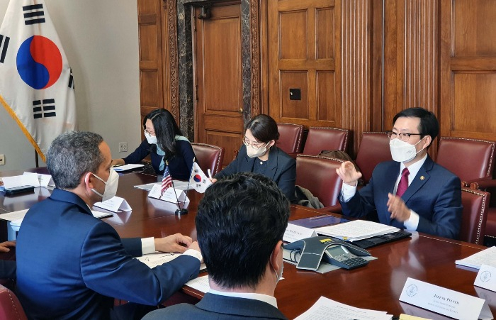 South Korean Trade Minister Yeo Han-koo meets with his US counterpart on March 3. (Courtesy of The Ministry of Trade, Industry and Energy)