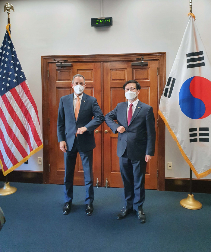 US Deputy Secretary of Commerce Don Graves and South Korean Trade Minister Yeo Han-koo