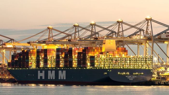 The　HMM　GDANSK,　a　container　ship