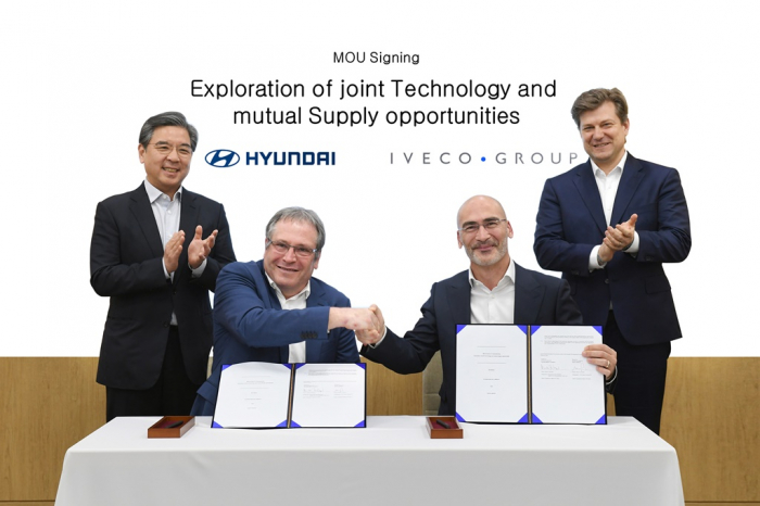 From　left,　Hyundai　Motor　CEO　Chang　Jae-hoon,　Hyundai’s　Executive　Vice　President　and　Head　of　Commercial　Vehicle　Development　Martin　Zeilinger,　Iveco　Group’s　Chief　Technology　&　Digital　Officer　Marco　Liccardo　and　Iveco　Group　CEO　Gerrit　Marx　participate　in　an　MOU　signing　ceremony　on　March　4　(Courtesy　of　Hyundai　Motor)
