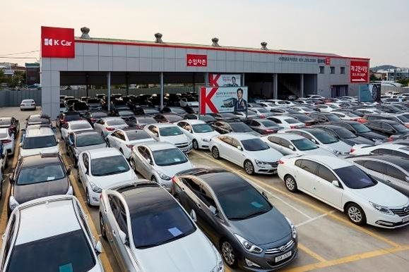 Used　cars　are　parked　outside　of　a　K　Car　dealership　in　Seoul