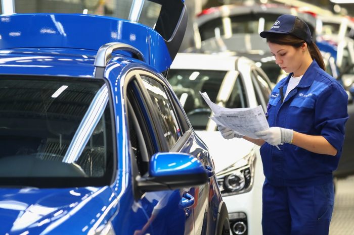 A　worker　inspects　cars　at　Hyundai　Motor’s　factory　in　St.　Petersburg　(Courtesy　of　Tass,　Yonhap)