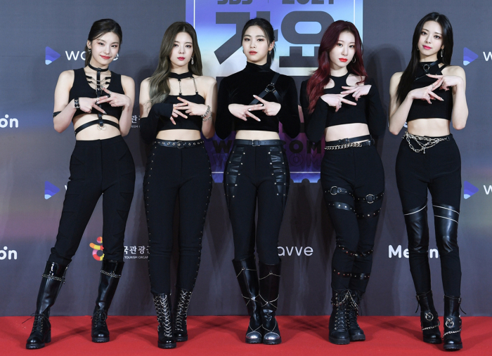 ITZY,　a　girl　group　under　JYP　Entertainment,　a　leading　K-pop　agency