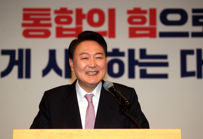 Yoon　Suk-yeol　gives　a　speech　at　the　People　Power　Party's　headquarters　after　being　elected　South　Korean　president