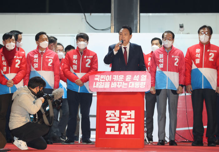 Main　opposition　party　candidate　Yoon　thanks　his　supporters　at　daybreak　on　Thursday 