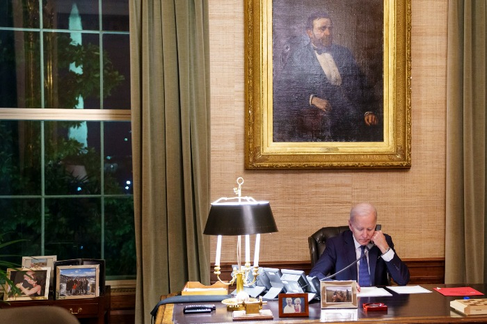 US　President　Joe　Biden　speaks　with　S.　Korean　President-elect　Yoon　Suk-yeol　Thursday　morning