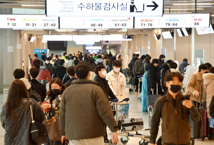 Crowds　at　Gimpo　International　Airport　domestic　terminal　in　Seoul　on　Feb.　27