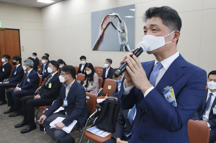 Kim speaks at a National Assembly audit in October 2021