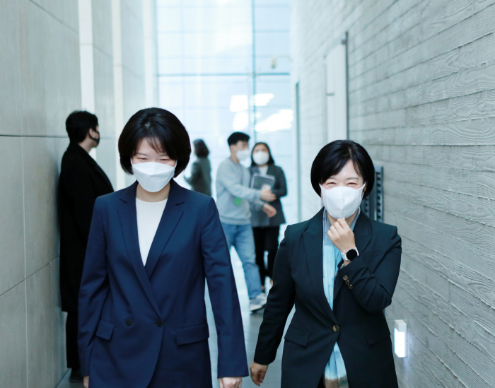 Naver's new CEO Choi Soo-yeon (left) and her predecessor Han Seong-sook (right) after an AGM on March 14