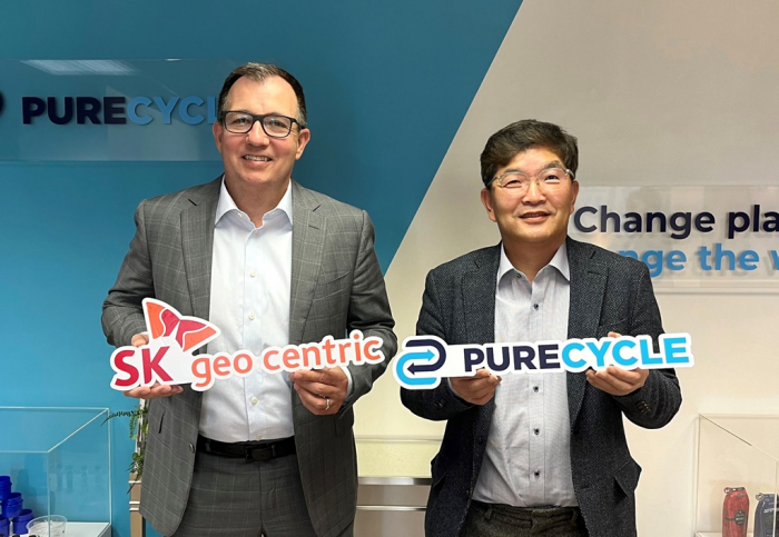 PureCycle　CEO　Mike　Otworth　(left)　and　SK　Geo　Centric　CEO　Na　Kyung-soo　meet　at　PureCycle’s　headquarters　in　Florida　in　November　2021　(Courtesy　of　SK　Geo　Centric)