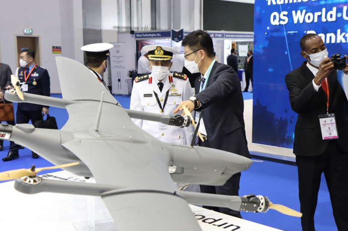 LIG　Nex1　showcases　its　drone　at　the　UMEX　2022,　an　unmanned　systems　exhibition　&　conference　held　in　Abu　Dhabi　in　February.