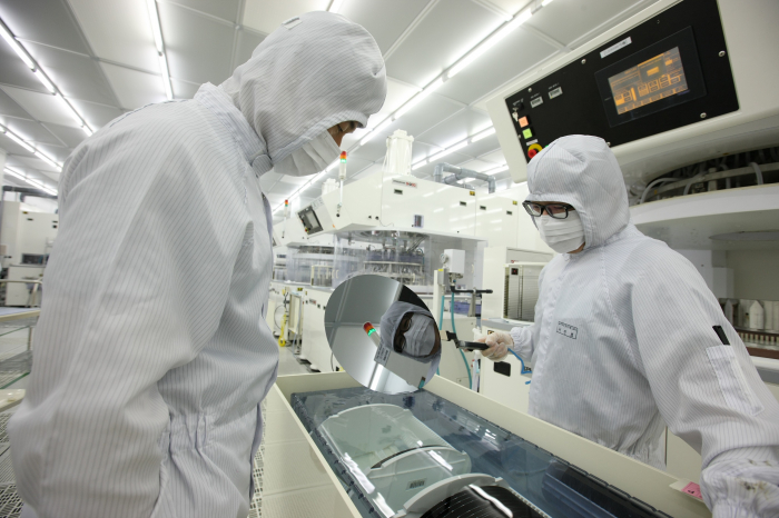 SK　Siltron's　engineers　at　its　wafer　production　plant