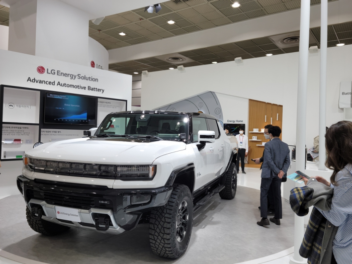 A GM Hummer equipped with LG Energy Solution batteries