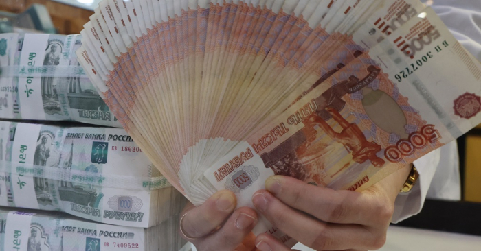 A　bank　official　fans　rouble　banknotes　at　South　Korea’s　Hana　Bank’s　headquarters