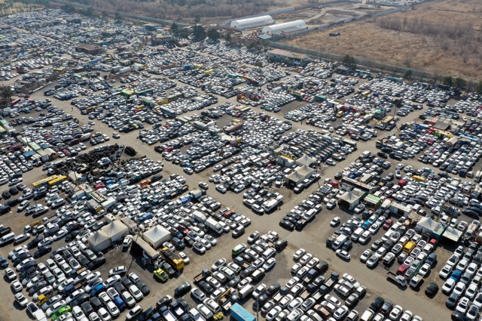 Used　cars　parked　at　a　lot　near　Incheon　Port　for　export