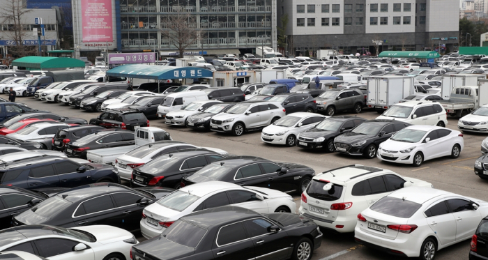 Used　cars　parked　at　a　secondhand　car　market　in　Seoul