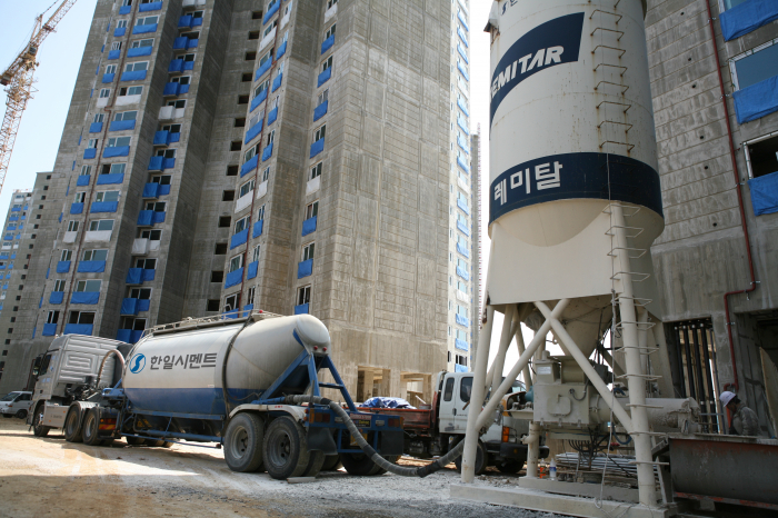 Hanil Cement's concrete mixer truck at a local construction site