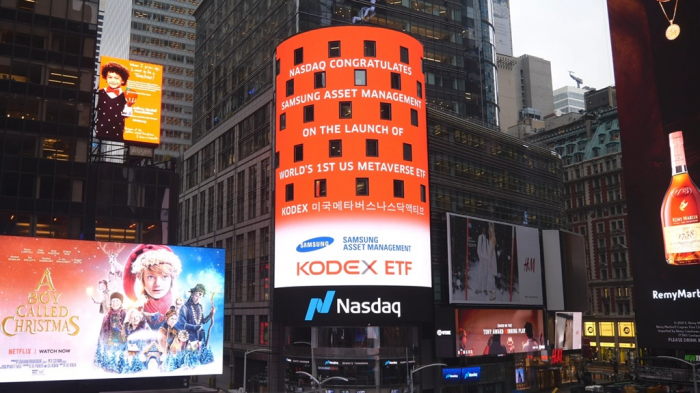 Nasdaq　congratulates　Samsung　Asset　Management　on　its　MarketSite　in　Times　Square,　New　York　City　on　the　launch　of　the　world’s　first　US　metaverse　ETF　in　December　2021　(Courtesy　of　Samsung　Asset　Management)