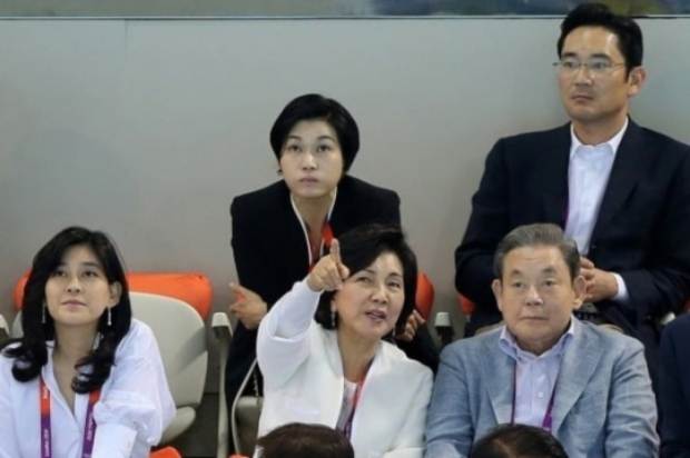 The late Samsung Group Chairman Lee Kun-hee and his family (Courtesy of Yonhap News)
